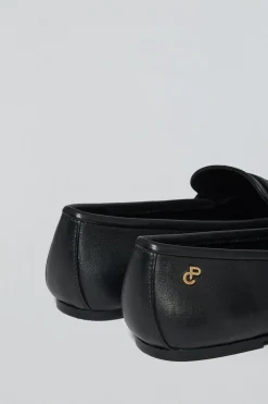 Mocasin Antonella negro de napa con detalle metálico