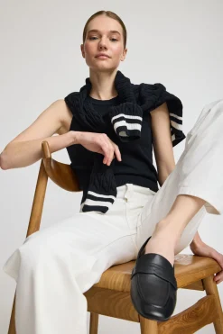 Mocasin Antonella negro de napa con detalle metálico