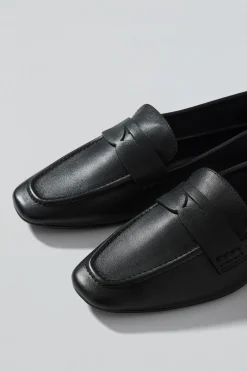Mocasin Antonella negro de napa con detalle metálico