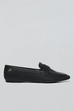 Mocasin Antonella negro de napa con detalle metálico