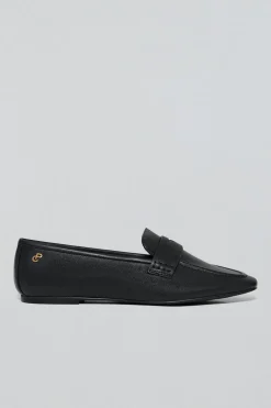 Mocasin Antonella negro de napa con detalle metálico
