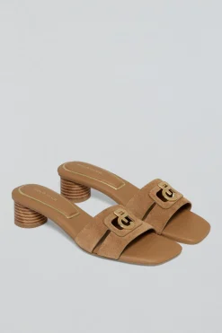 Mule de tacón Giorgia camel con detalle metálico