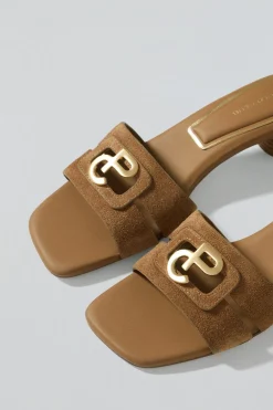 Mule de tacón Giorgia camel con detalle metálico