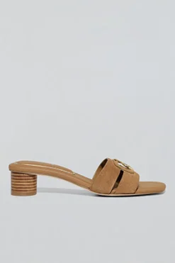 Mule de tacón Giorgia camel con detalle metálico