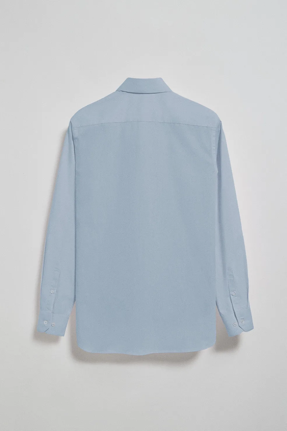 Pack de tres camisas slim en azul marino, blanca y azul celeste con logo Rigby Go