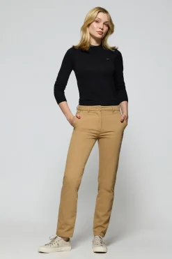 Pantalón chino May color arena con bordado en bolsillo minimal Polo Club