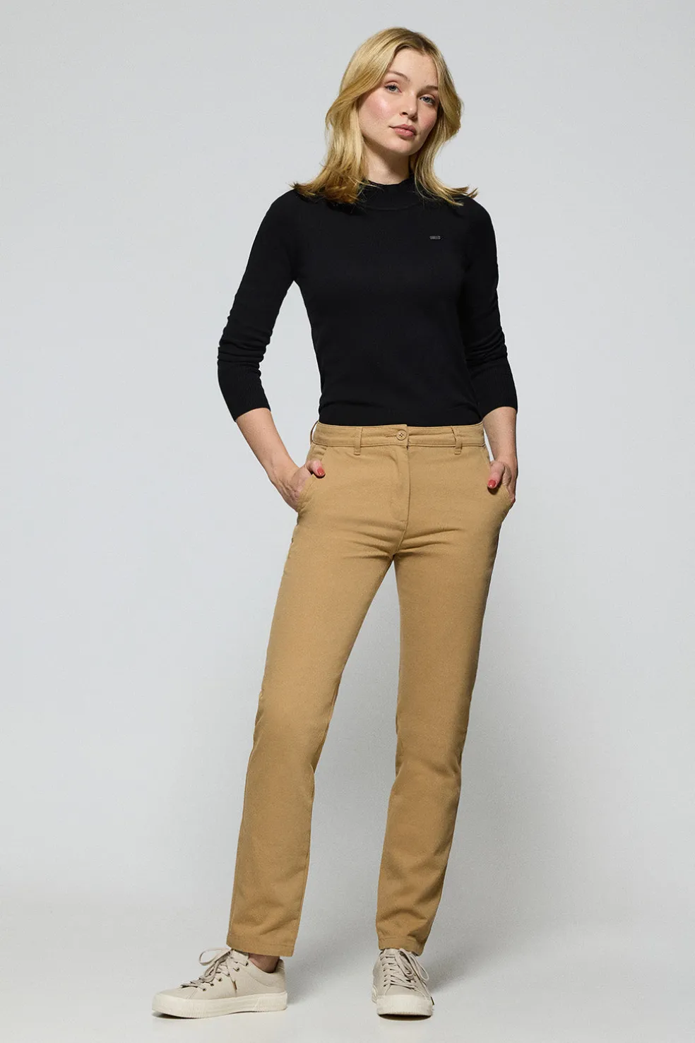 Pantalón chino May color arena con bordado en bolsillo minimal Polo Club
