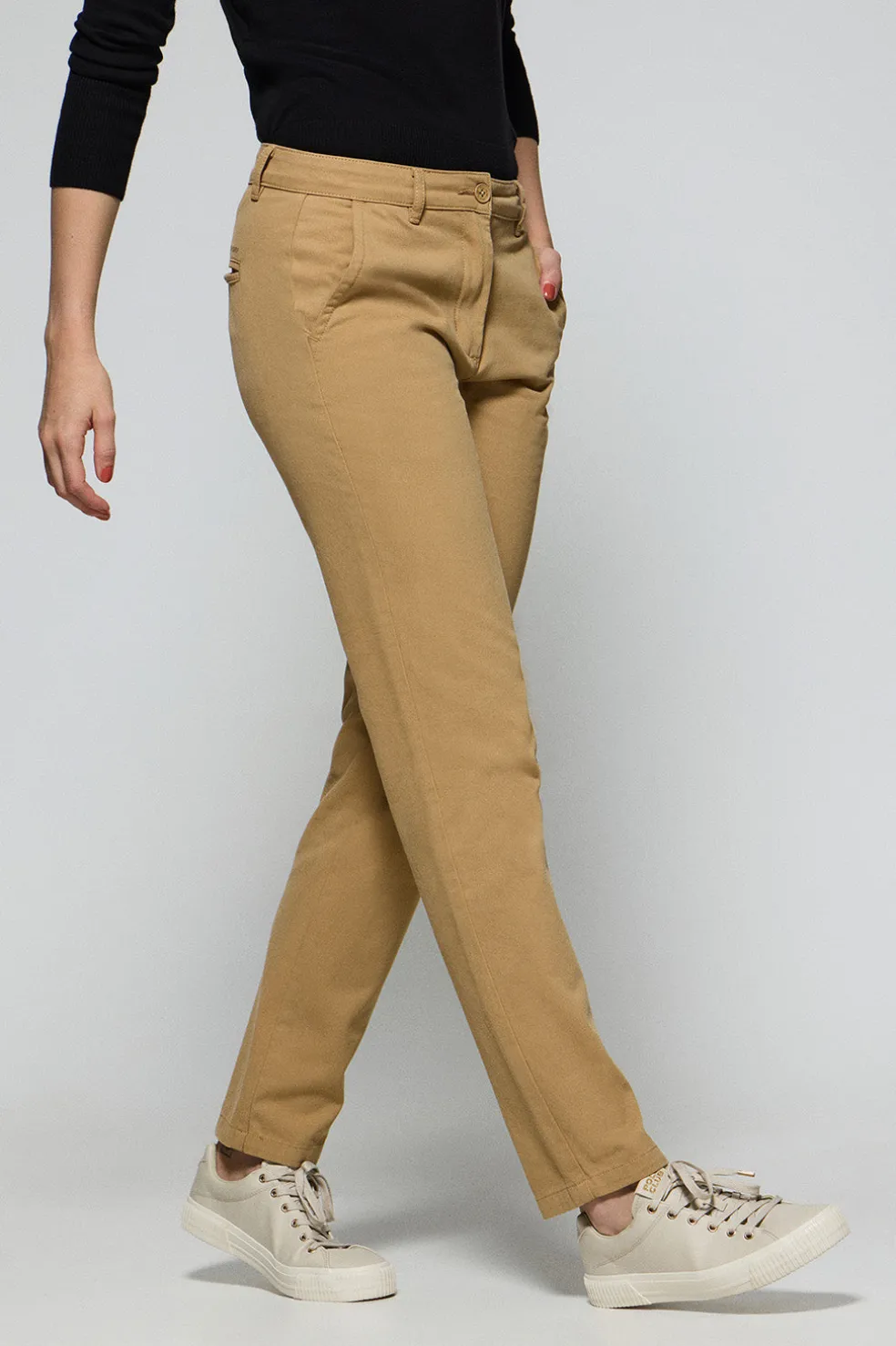 Pantalón chino May color arena con bordado en bolsillo minimal Polo Club