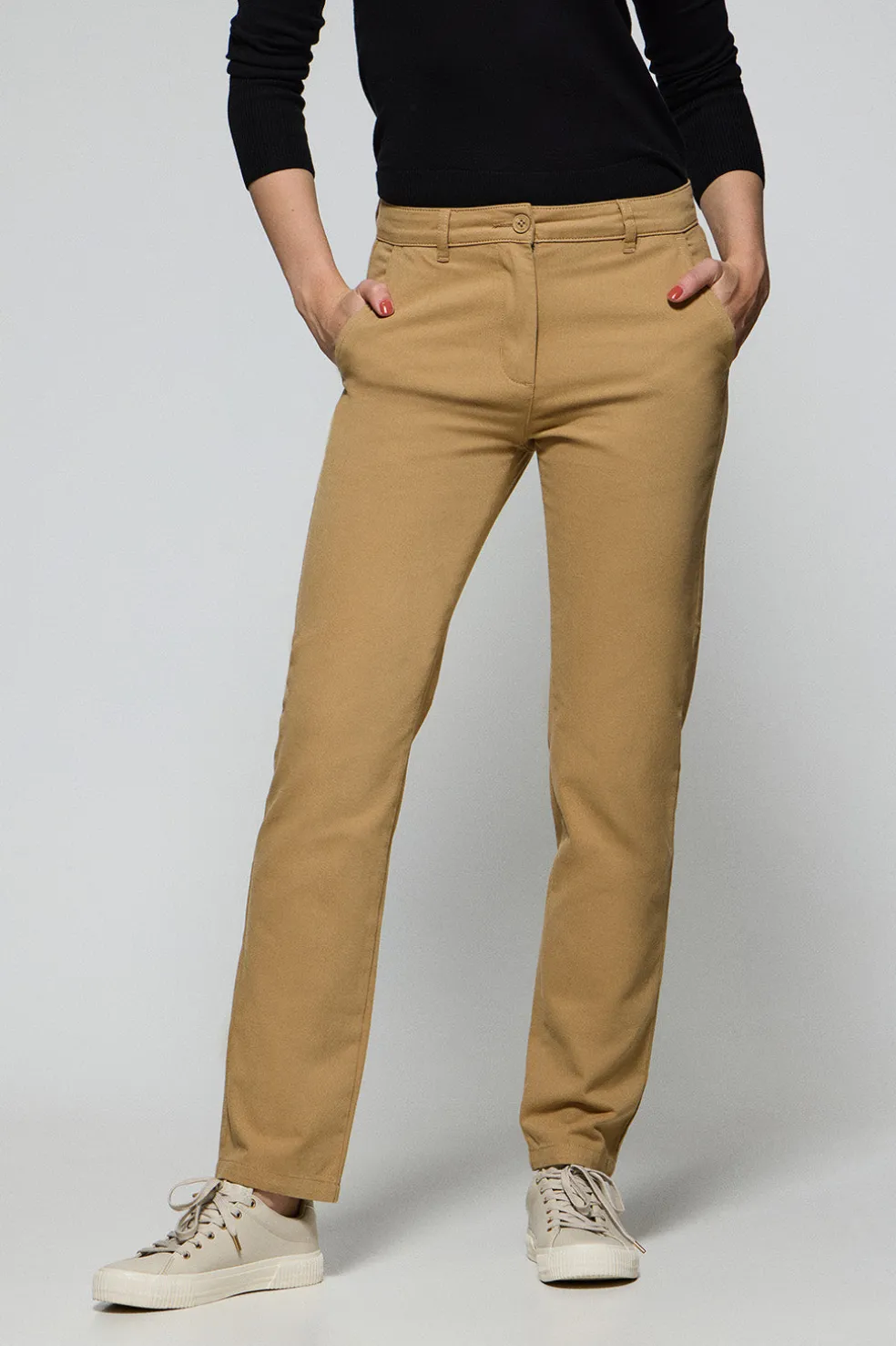 Pantalón chino May color arena con bordado en bolsillo minimal Polo Club