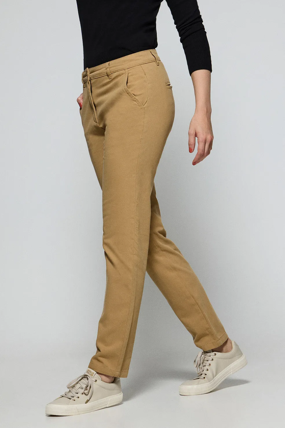 Pantalón chino May color arena con bordado en bolsillo minimal Polo Club