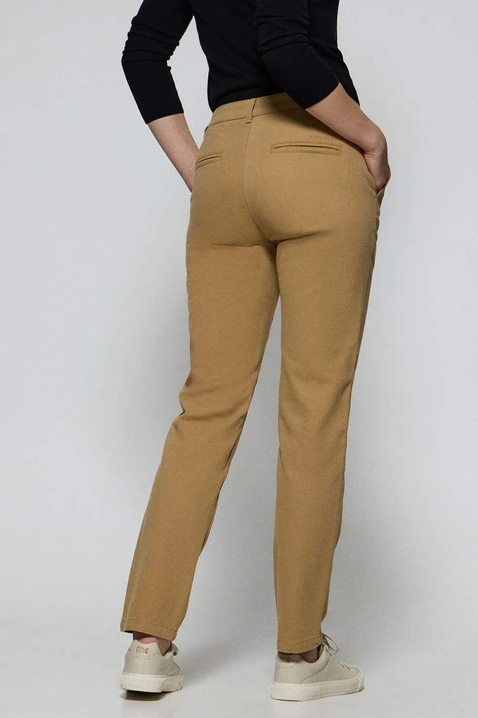 Pantalón chino May color arena con bordado en bolsillo minimal Polo Club