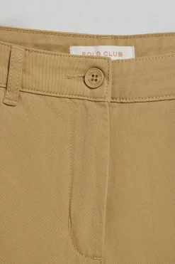 Pantalón chino May color arena con bordado en bolsillo minimal Polo Club