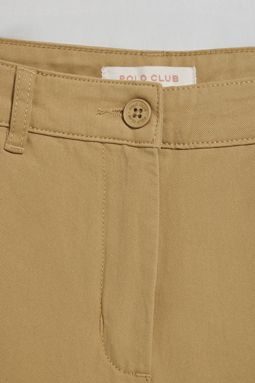 Pantalón chino May color arena con bordado en bolsillo minimal Polo Club