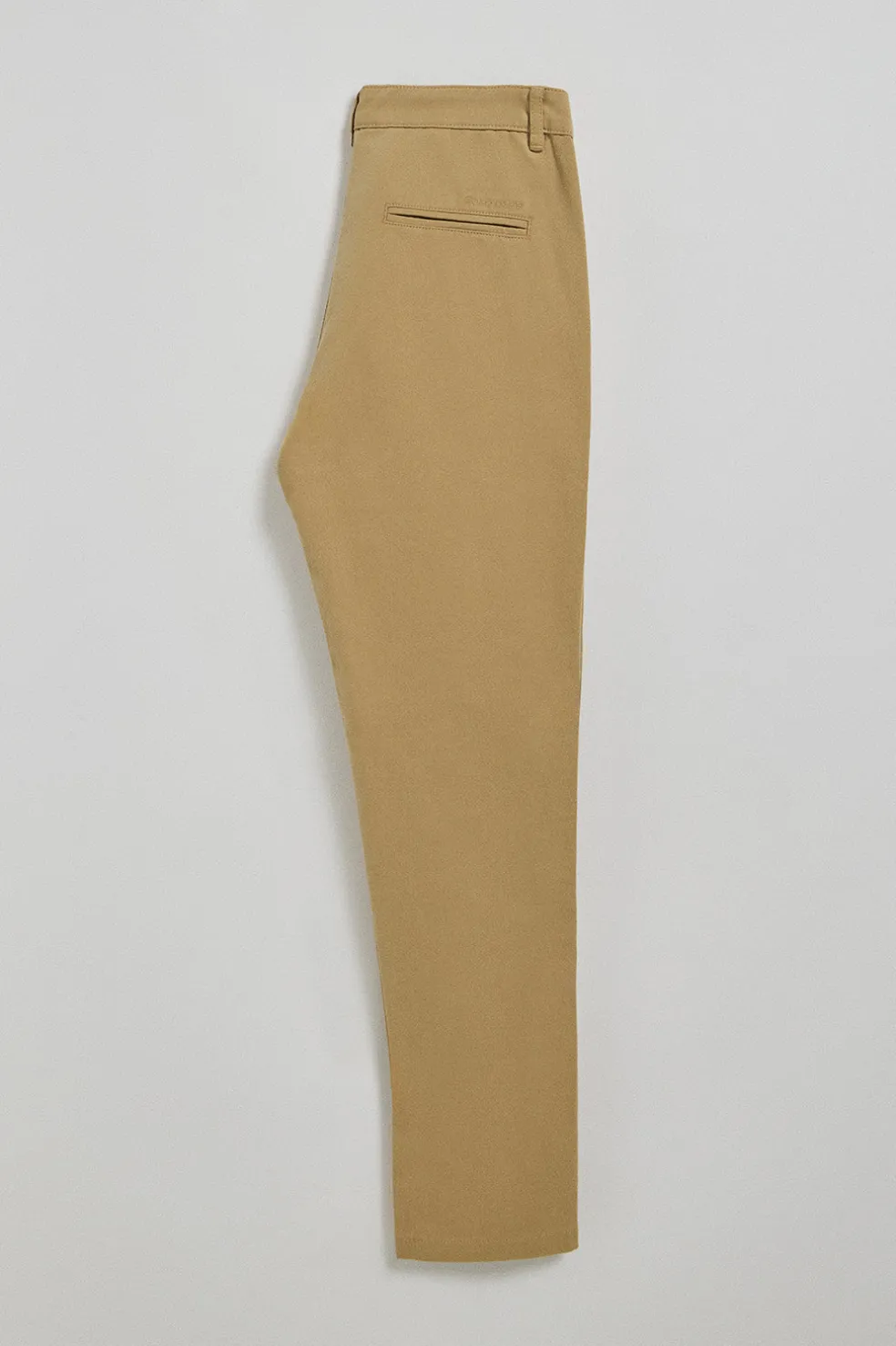 Pantalón chino May color arena con bordado en bolsillo minimal Polo Club