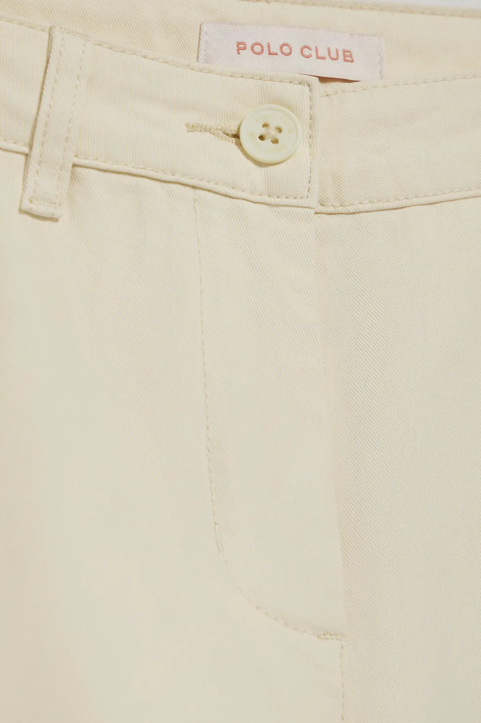 Pantalón chino May color crudo con bordado en bolsillo minimal Polo Club
