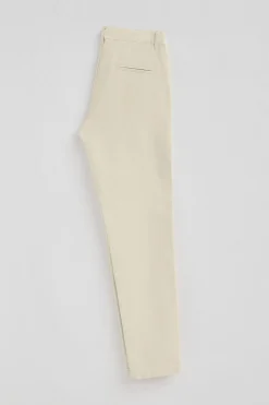 Pantalón chino May color crudo con bordado en bolsillo minimal Polo Club