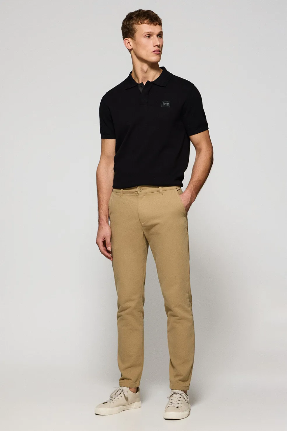 Pantalón chino Vanya color arena con bordado Polo Club