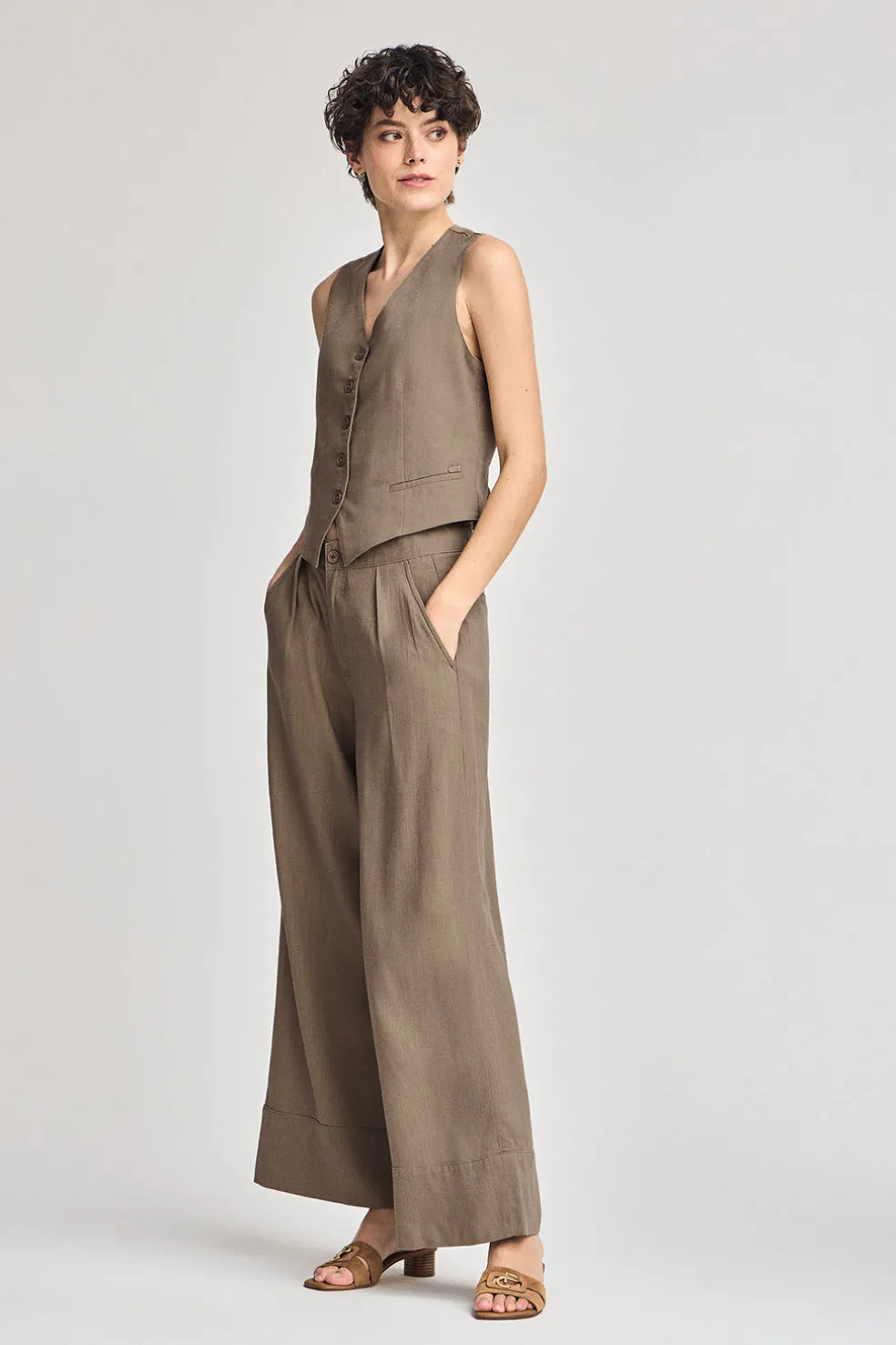 Pantalón color taupe Deia de algodón y lino con detalles Polo Club