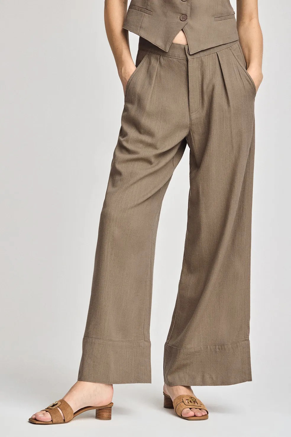 Pantalón color taupe Deia de algodón y lino con detalles Polo Club