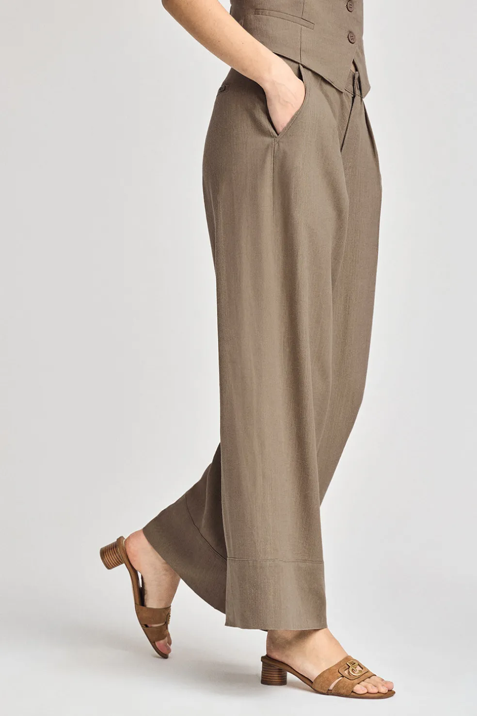 Pantalón color taupe Deia de algodón y lino con detalles Polo Club