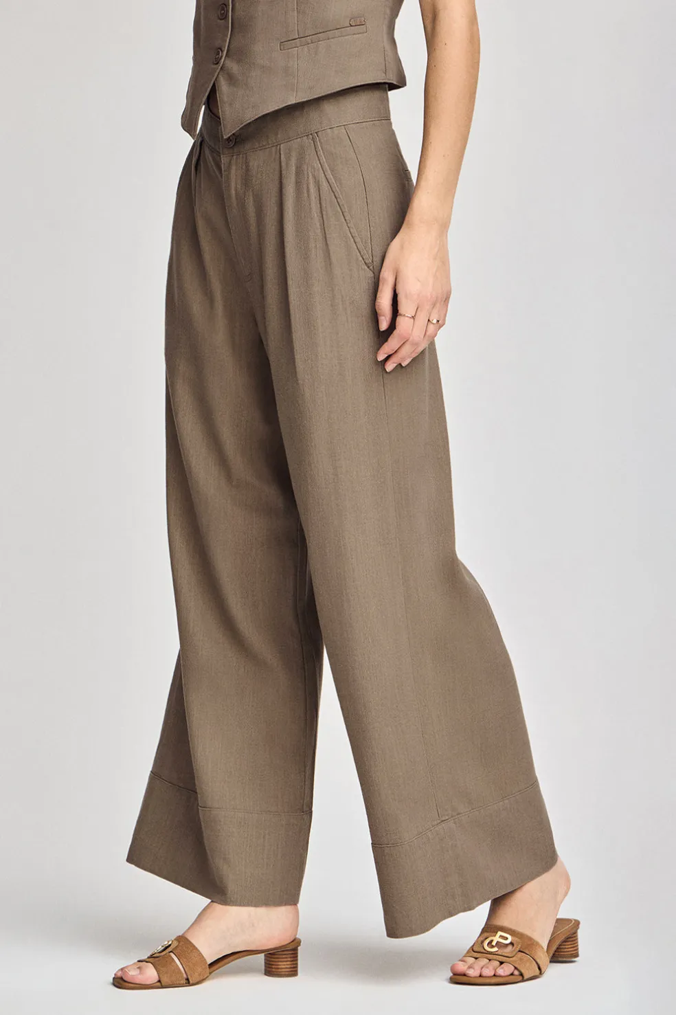 Pantalón color taupe Deia de algodón y lino con detalles Polo Club