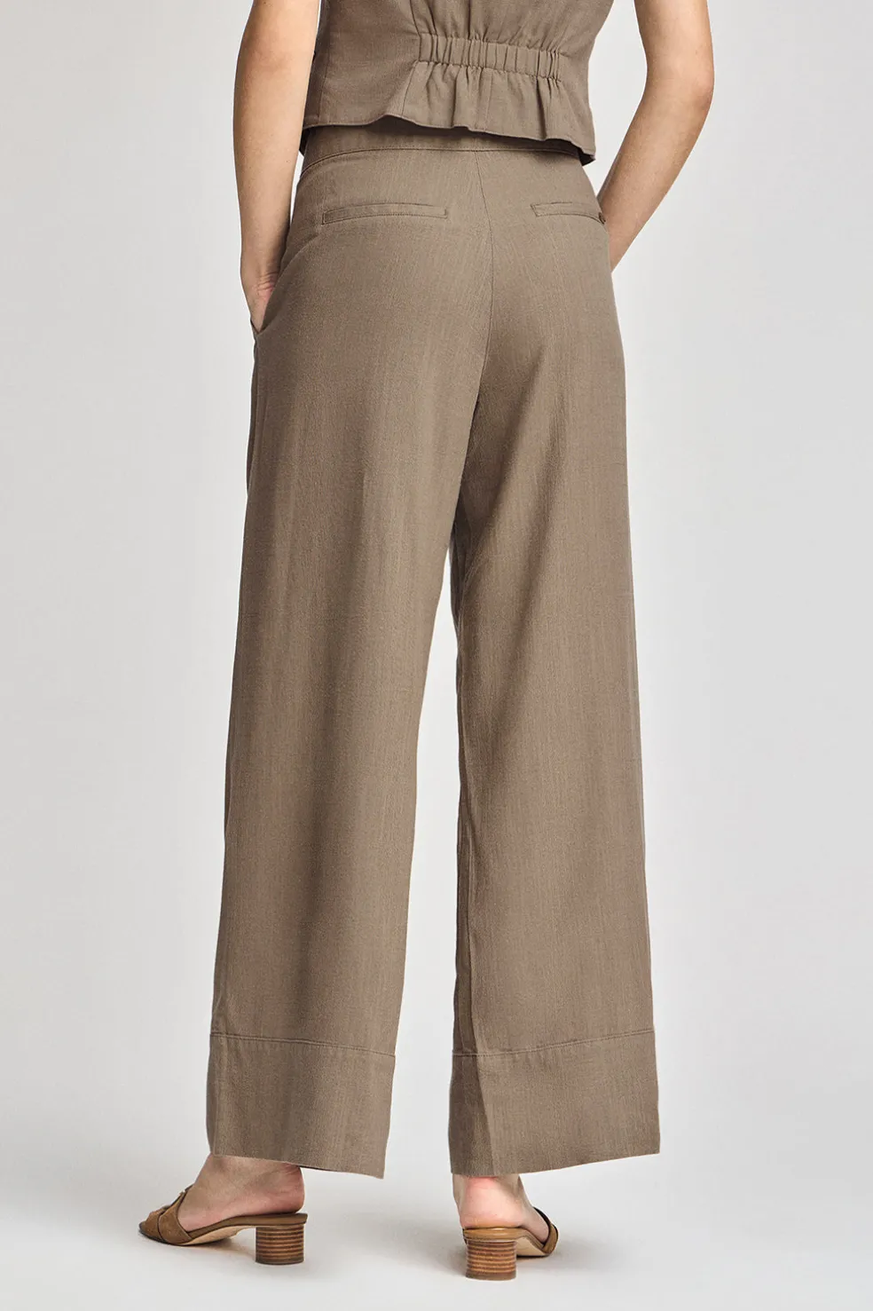 Pantalón color taupe Deia de algodón y lino con detalles Polo Club
