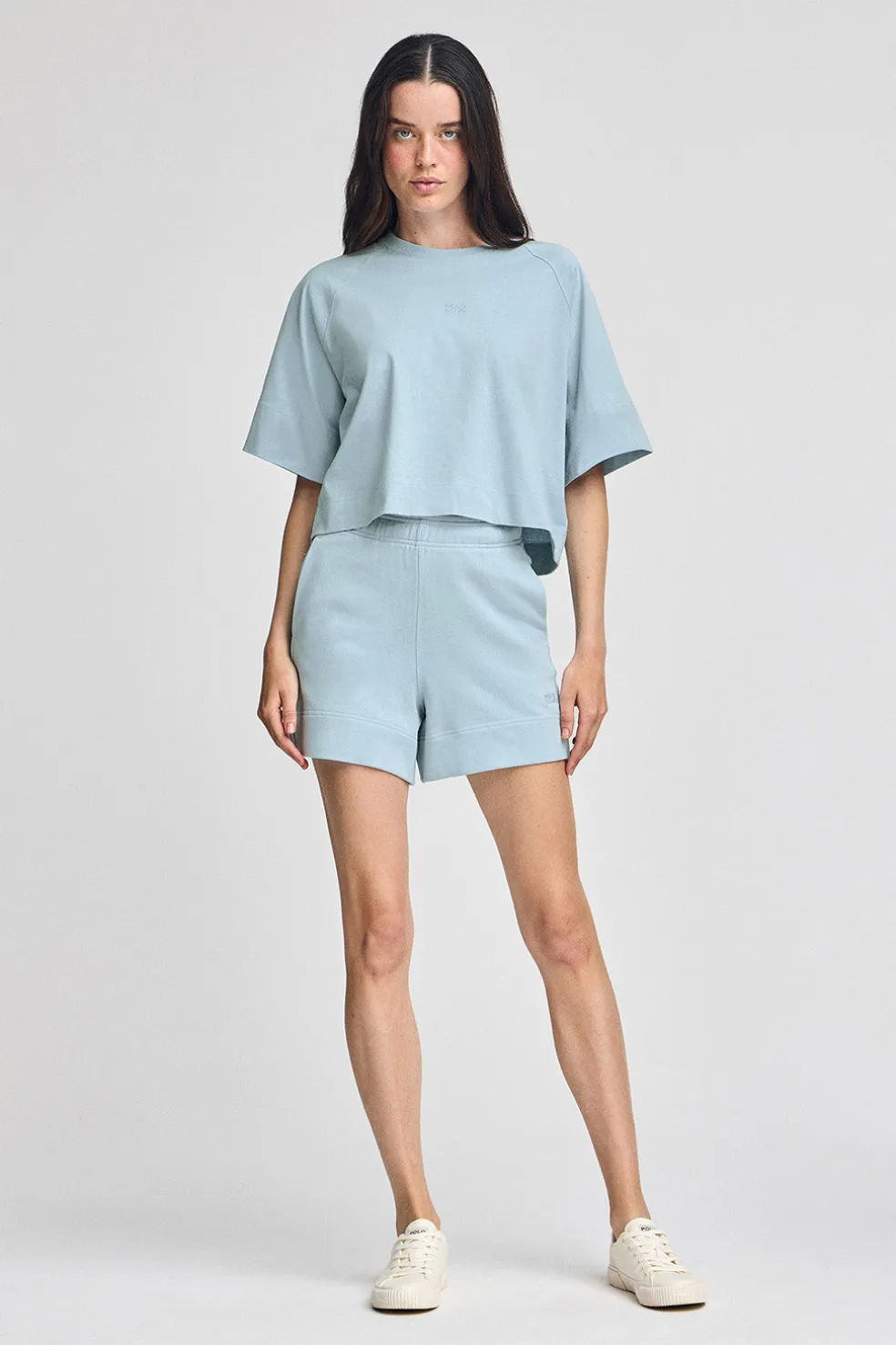 Pantalón corto de algodón azul claro con logo bordado