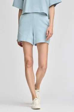 Pantalón corto de algodón azul claro con logo bordado