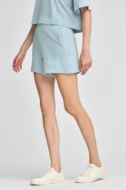 Pantalón corto de algodón azul claro con logo bordado