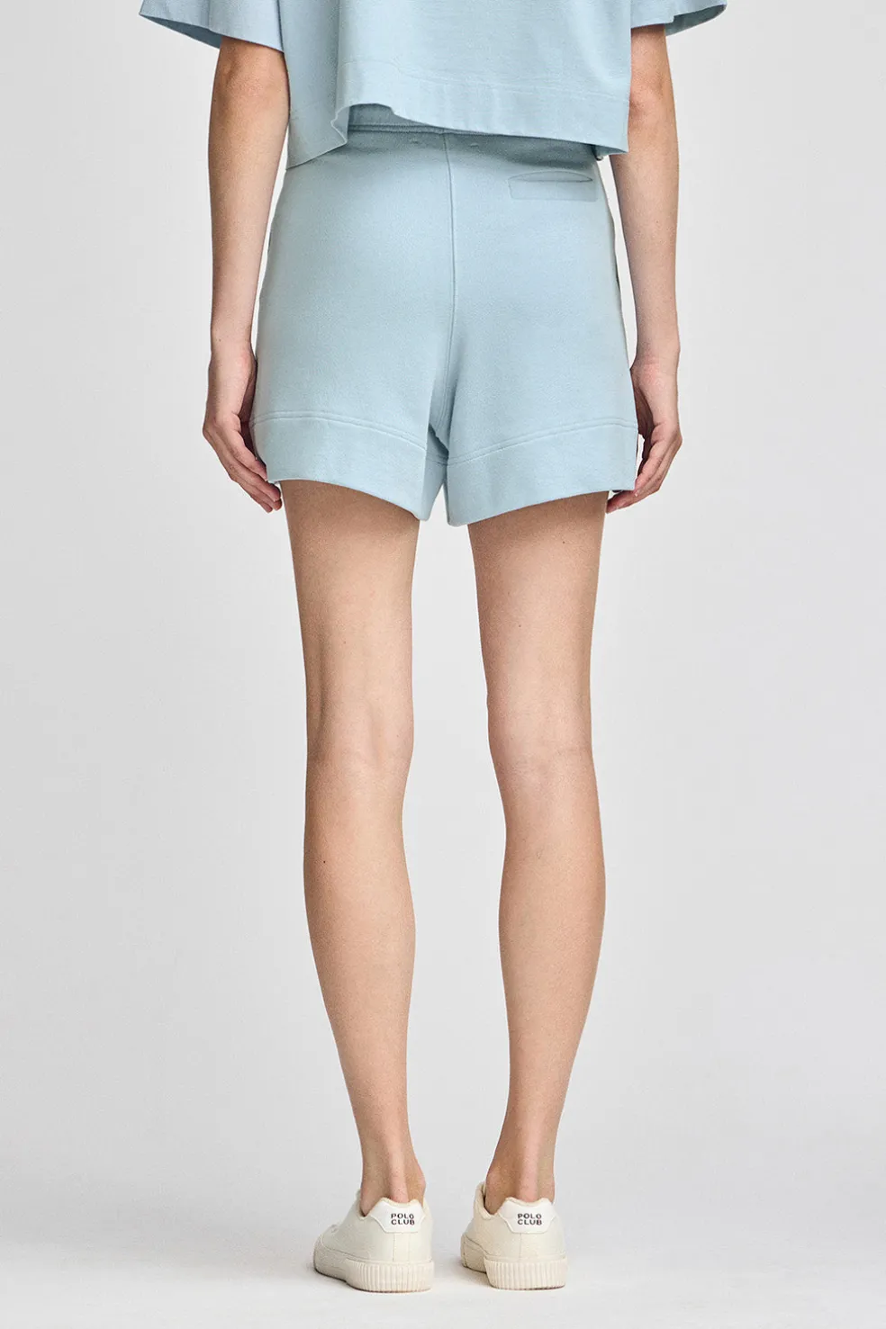 Pantalón corto de algodón azul claro con logo bordado