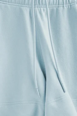 Pantalón corto de algodón azul claro con logo bordado