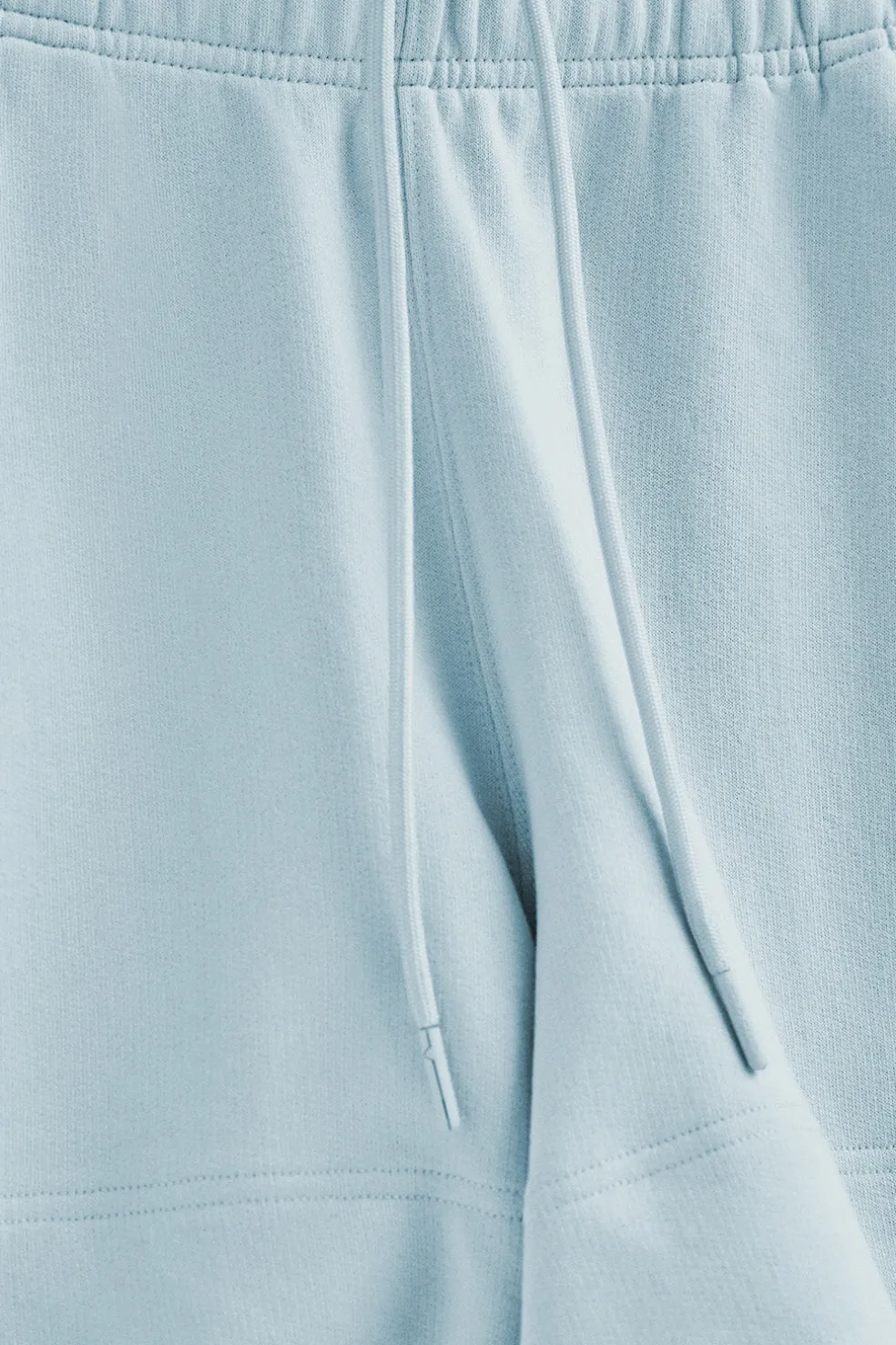 Pantalón corto de algodón azul claro con logo bordado