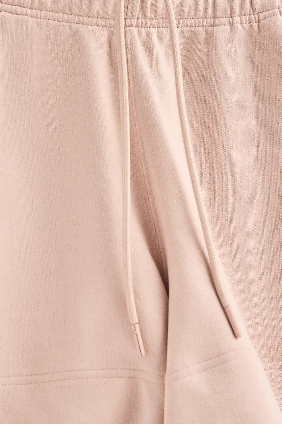 Pantalón corto de algodón color maquillaje con logo bordado