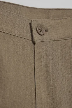 Pantalón corto Soller color taupe de lino y algodón con detalle Polo Club