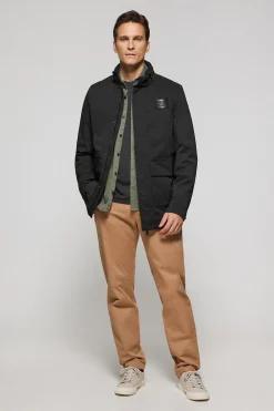 Parka ligera Chelsea color negro con parche logotipado