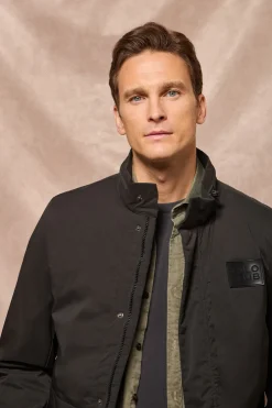 Parka ligera Chelsea color negro con parche logotipado