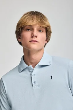 Polo azul claro de manga corta y tres botones con logo bordado Rigby Go