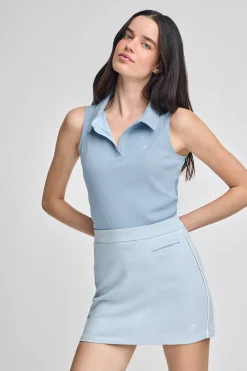 Polo azul claro sin mangas con monograma bordado