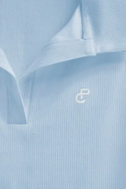 Polo azul claro sin mangas con monograma bordado