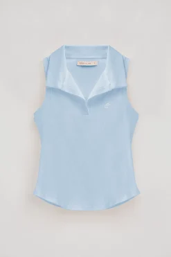 Polo azul claro sin mangas con monograma bordado