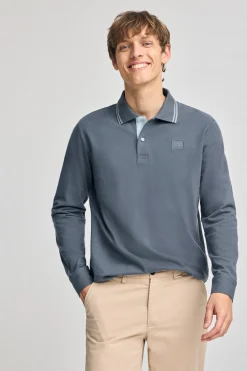 Polo azul denim de manga larga y dos botones con parche logotipado