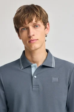 Polo azul denim de manga larga y dos botones con parche logotipado