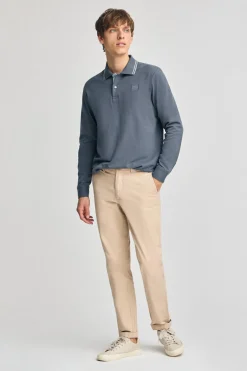 Polo azul denim de manga larga y dos botones con parche logotipado