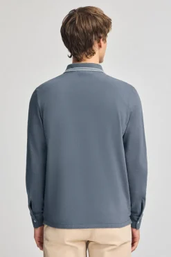 Polo azul denim de manga larga y dos botones con parche logotipado