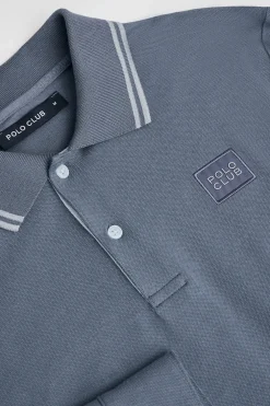 Polo azul denim de manga larga y dos botones con parche logotipado