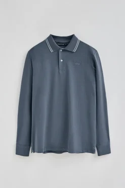 Polo azul denim de manga larga y dos botones con parche logotipado