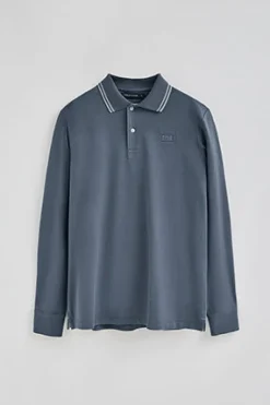 Polo azul denim de manga larga y dos botones con parche logotipado
