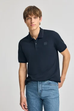 Polo azul marino de manga corta y dos botones con detalle en el pecho