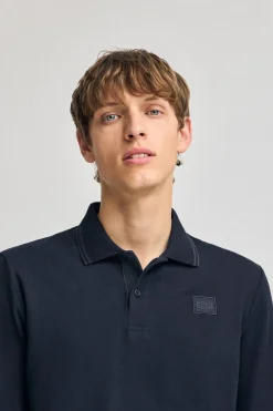 Polo azul marino de manga larga y dos botones con parche logotipado