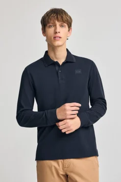 Polo azul marino de manga larga y dos botones con parche logotipado